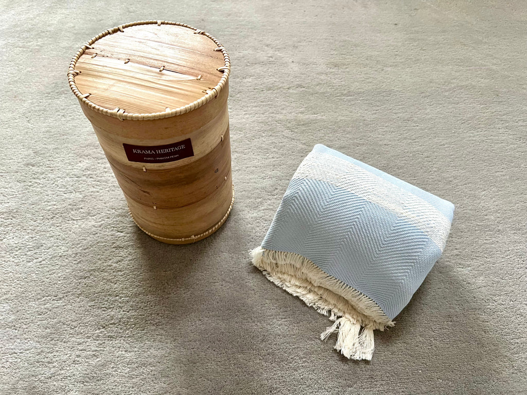 Le Grand Krama Doux Bleu Ciel dans son écrin en écorce de palmier