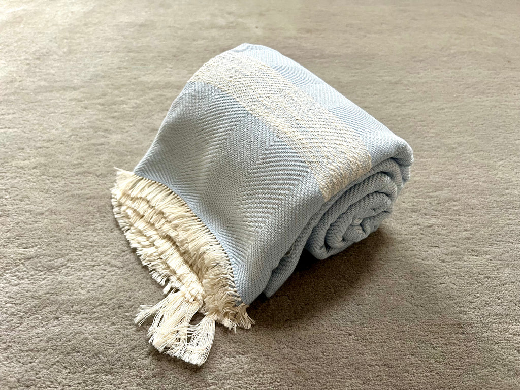 Le Grand Krama Doux Bleu Ciel dans son écrin en écorce de palmier