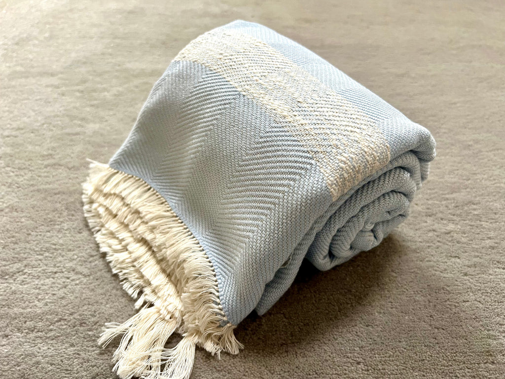 Le Grand Krama Doux Bleu Ciel dans son écrin en écorce de palmier