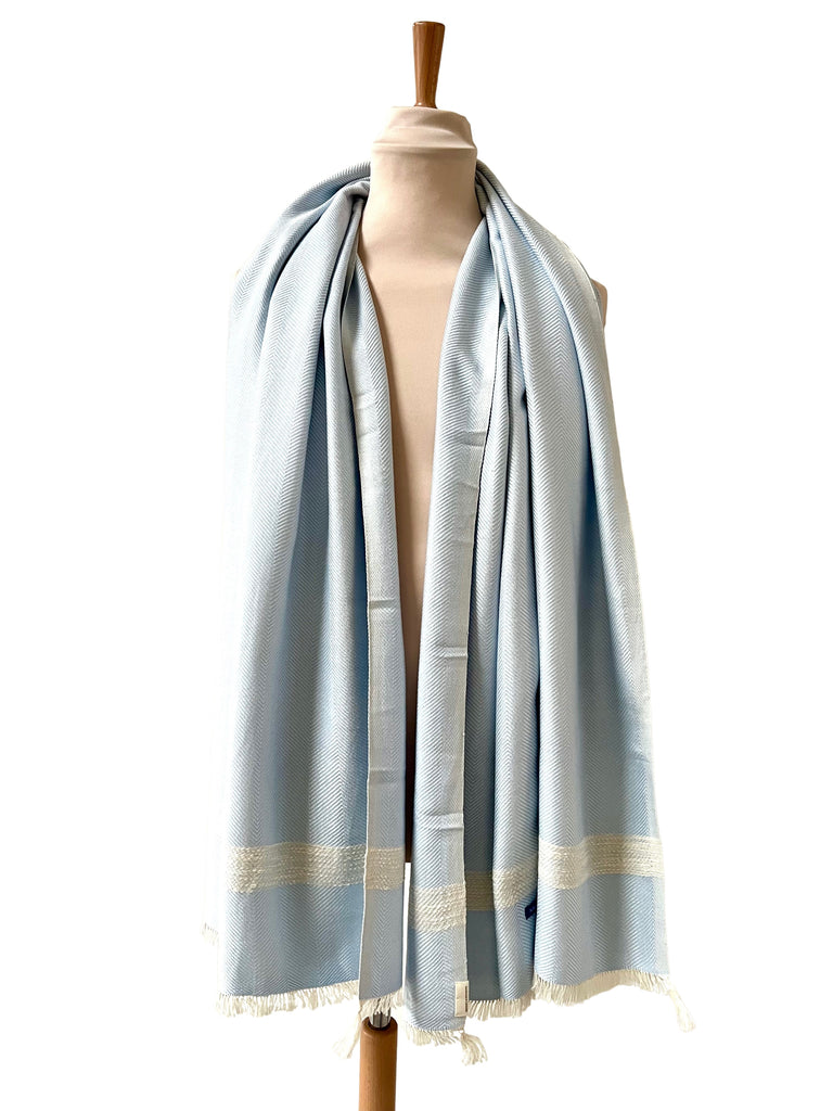 Le Grand Krama Doux Bleu Ciel dans son écrin en écorce de palmier