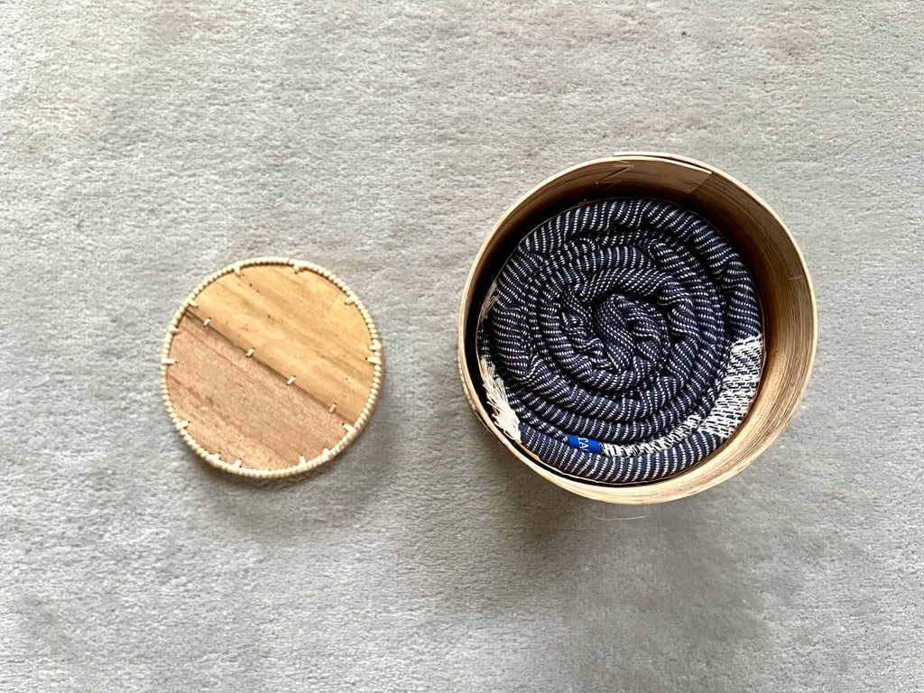 Le Grand Krama Doux Bleu Marine dans son écrin en écorce de palmier