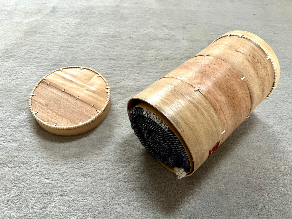 Le Grand Krama Doux Bleu Marine dans son écrin en écorce de palmier