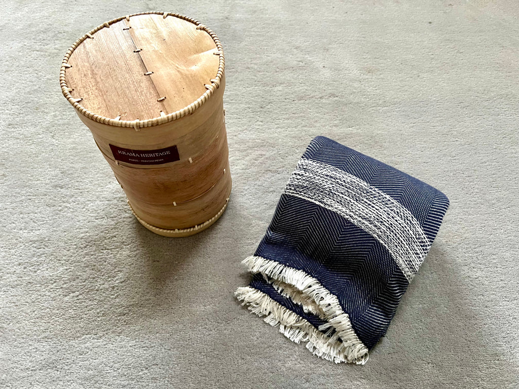 Le Grand Krama Doux Bleu Marine dans son écrin en écorce de palmier
