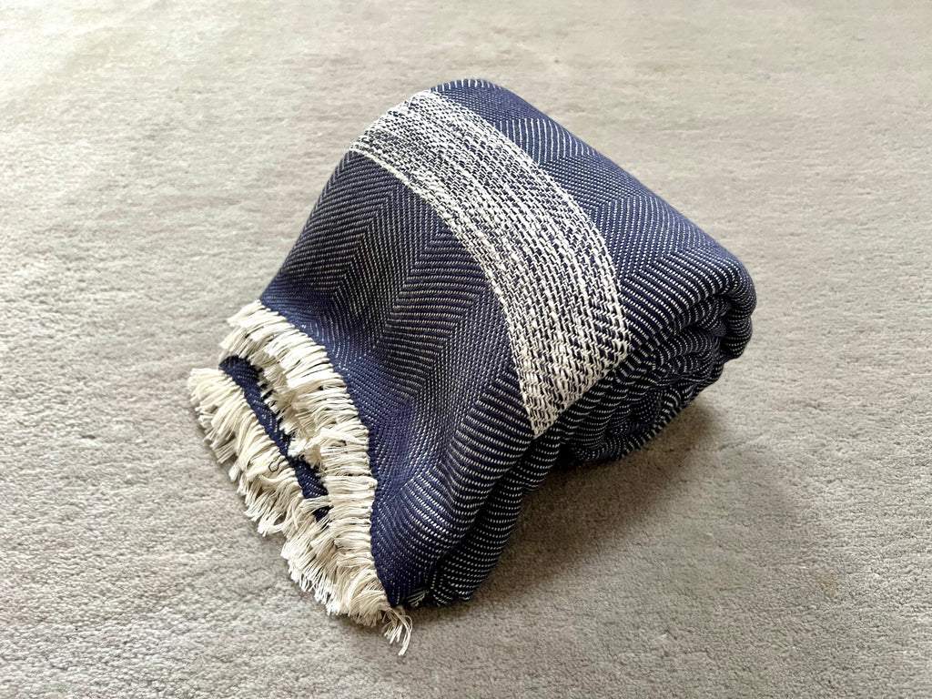 Le Grand Krama Doux Bleu Marine dans son écrin en écorce de palmier