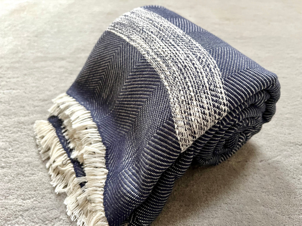 Le Grand Krama Doux Bleu Marine dans son écrin en écorce de palmier