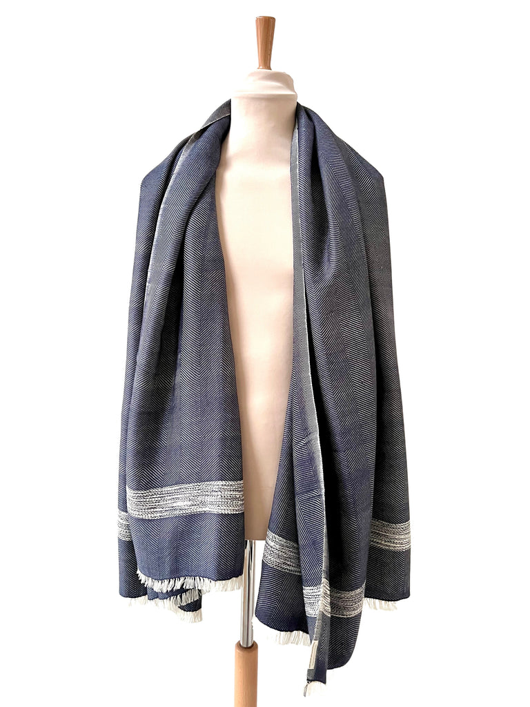 Le Grand Krama Doux Bleu Marine dans son écrin en écorce de palmier