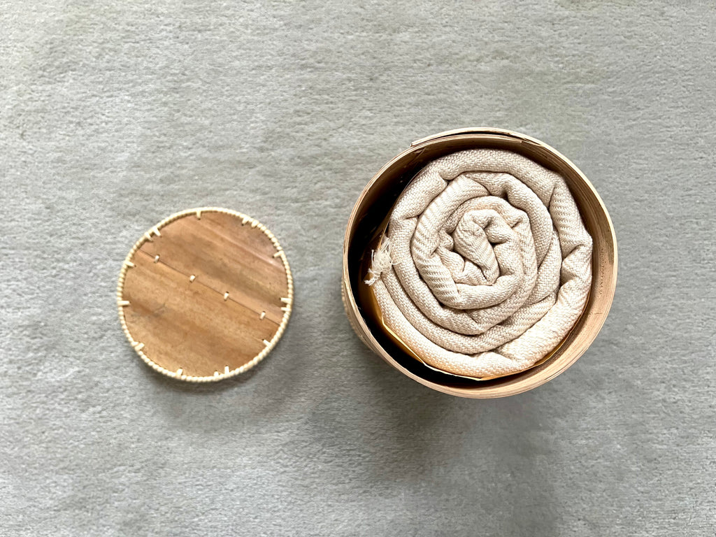 Le Grand Krama Doux Crème dans son écrin en écorce de palmier