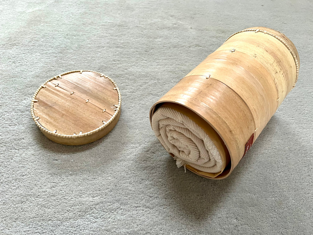 Le Grand Krama Doux Crème dans son écrin en écorce de palmier