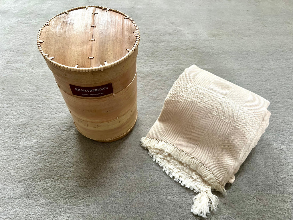 Le Grand Krama Doux Crème dans son écrin en écorce de palmier