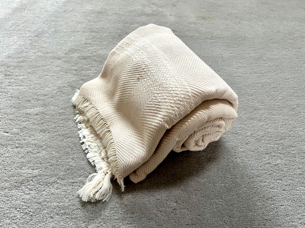 Le Grand Krama Doux Crème dans son écrin en écorce de palmier