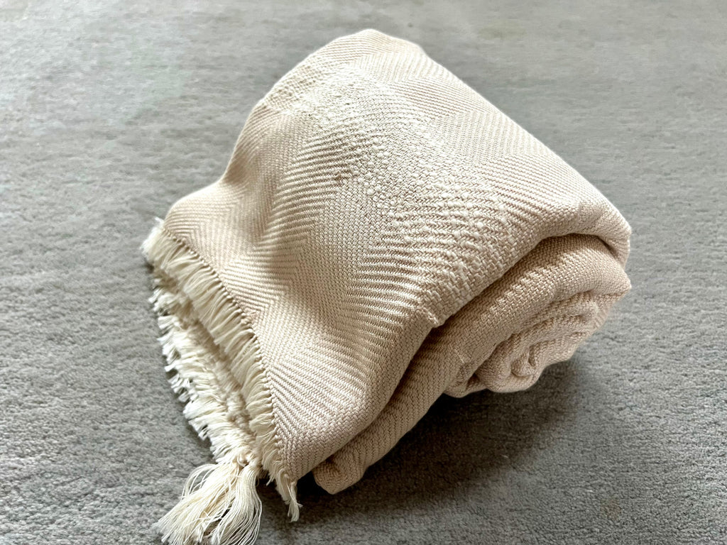 Le Grand Krama Doux Crème dans son écrin en écorce de palmier