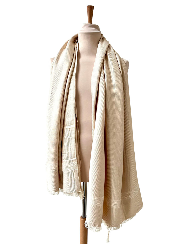 Le Grand Krama Doux Crème dans son écrin en écorce de palmier