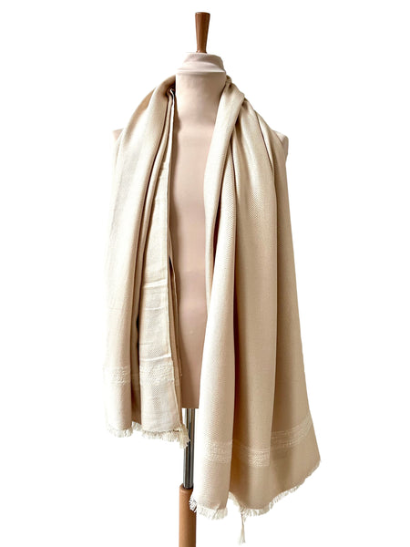 Le Grand Krama Doux Crème dans son écrin en écorce de palmier