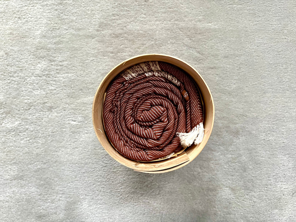 Le Grand Krama Doux Marron dans son écrin en écorce de palmier