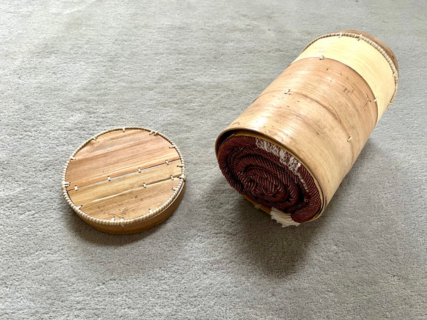 Le Grand Krama Doux Marron dans son écrin en écorce de palmier