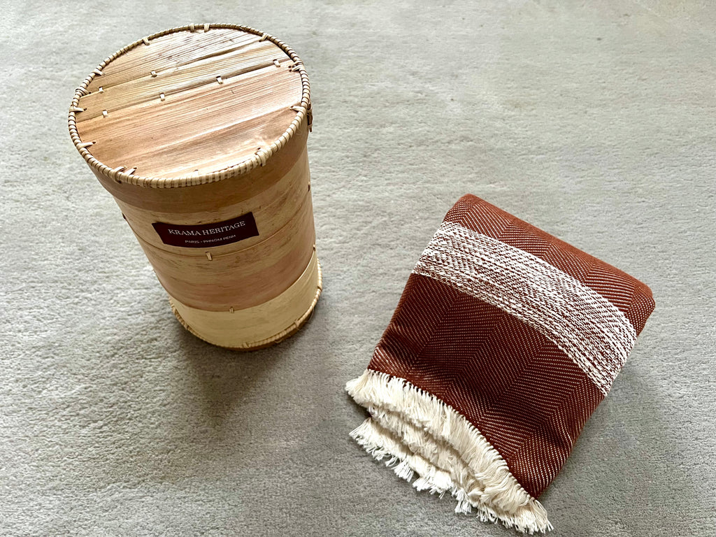 Le Grand Krama Doux Marron dans son écrin en écorce de palmier