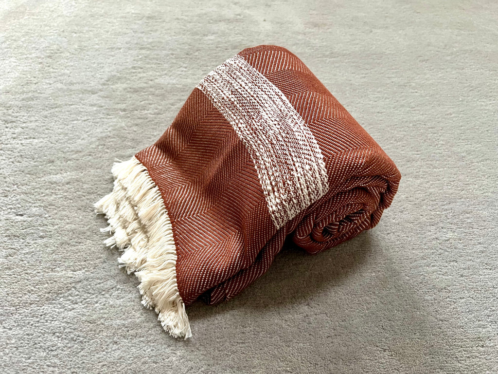 Le Grand Krama Doux Marron dans son écrin en écorce de palmier