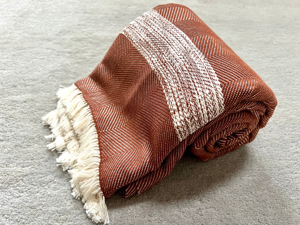 Le Grand Krama Doux Marron dans son écrin en écorce de palmier