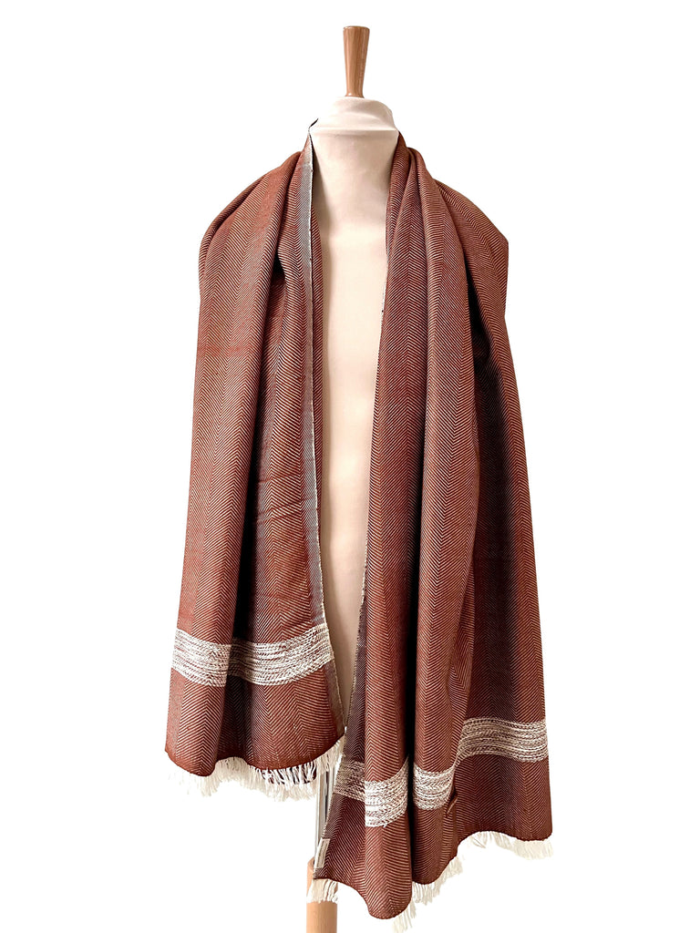 Le Grand Krama Doux Marron dans son écrin en écorce de palmier