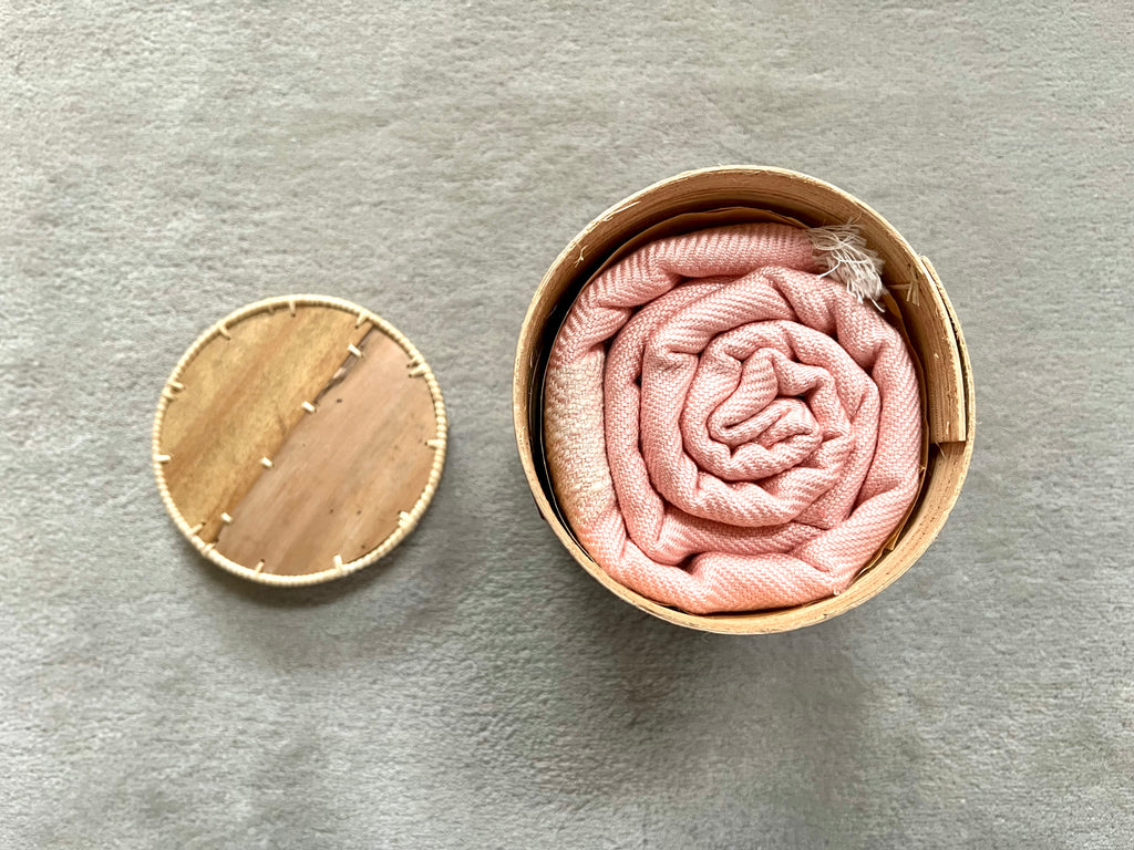 Le Grand Krama Doux Rose dans son écrin en écorce de palmier