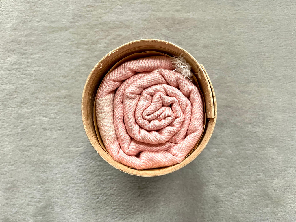 Le Grand Krama Doux Rose dans son écrin en écorce de palmier