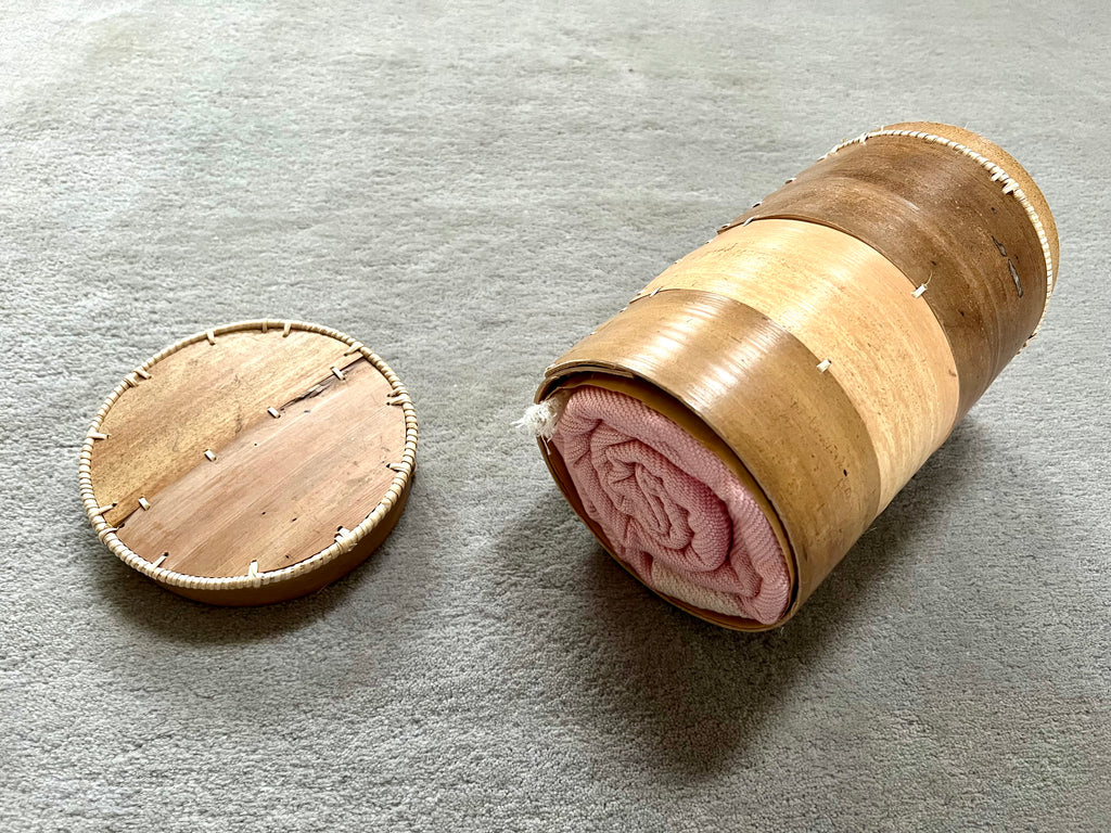 Le Grand Krama Doux Rose dans son écrin en écorce de palmier