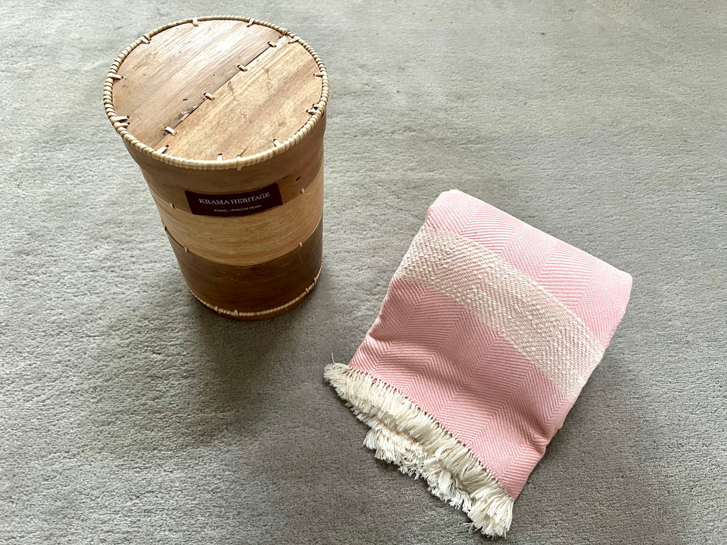 Le Grand Krama Doux Rose dans son écrin en écorce de palmier