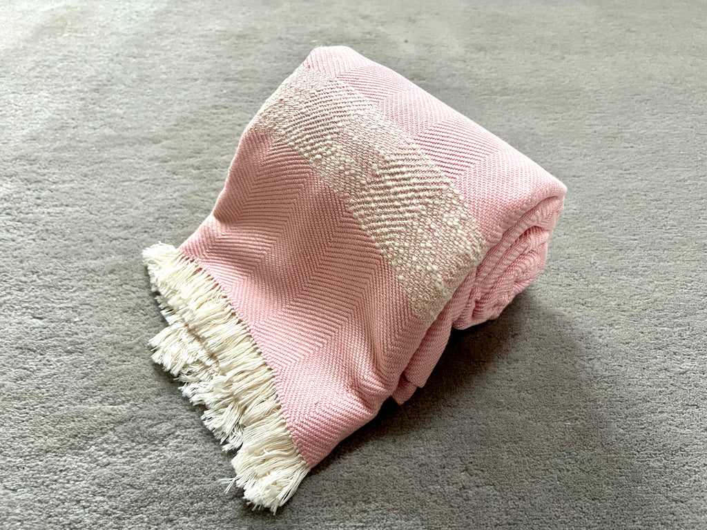 Le Grand Krama Doux Rose dans son écrin en écorce de palmier