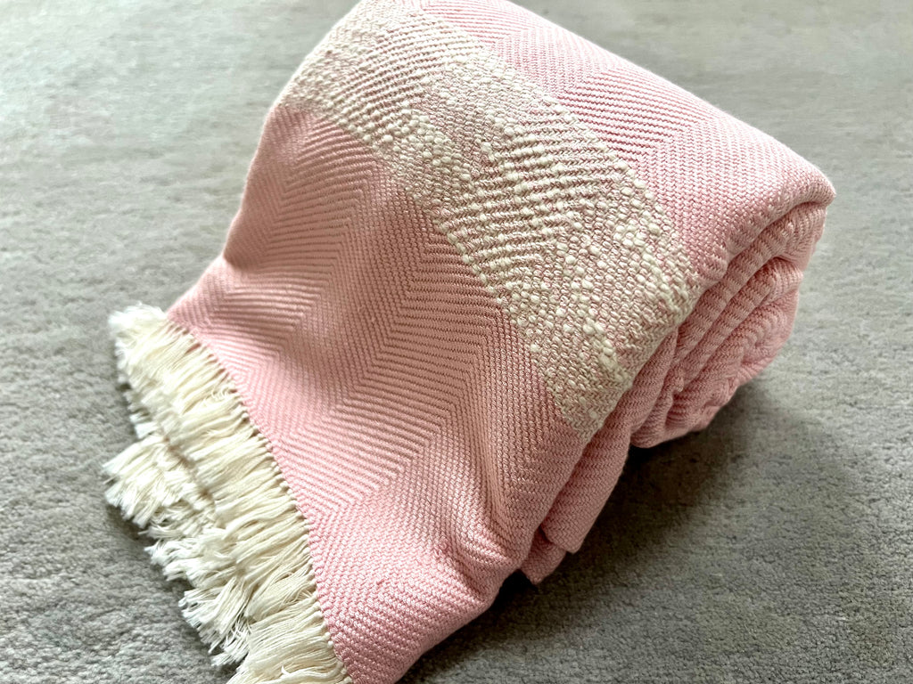 Le Grand Krama Doux Rose dans son écrin en écorce de palmier