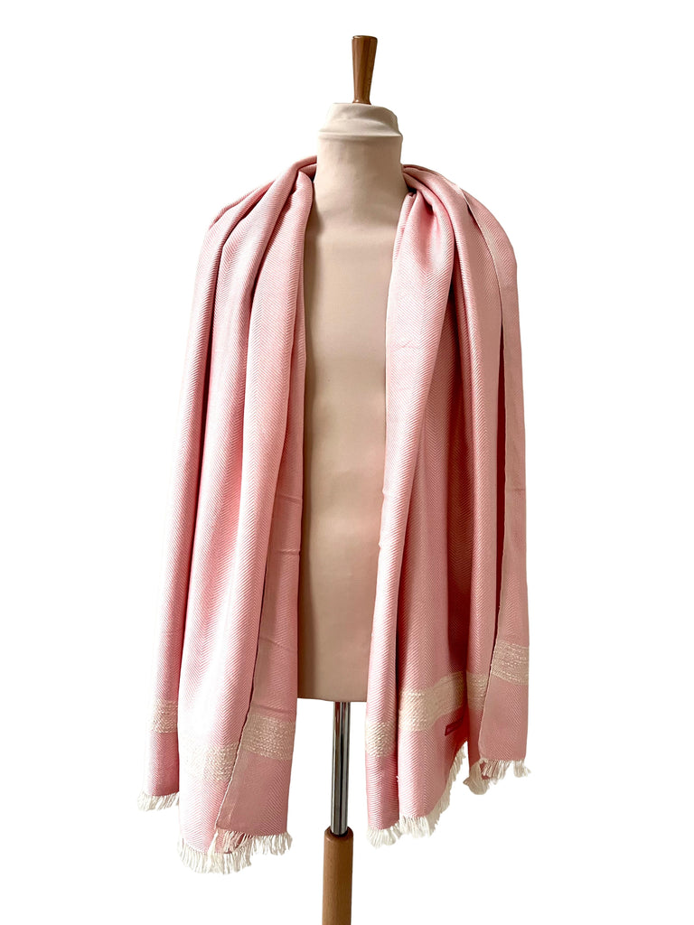 Le Grand Krama Doux Rose dans son écrin en écorce de palmier