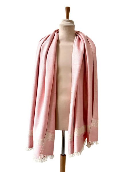 Le Grand Krama Doux Rose dans son écrin en écorce de palmier