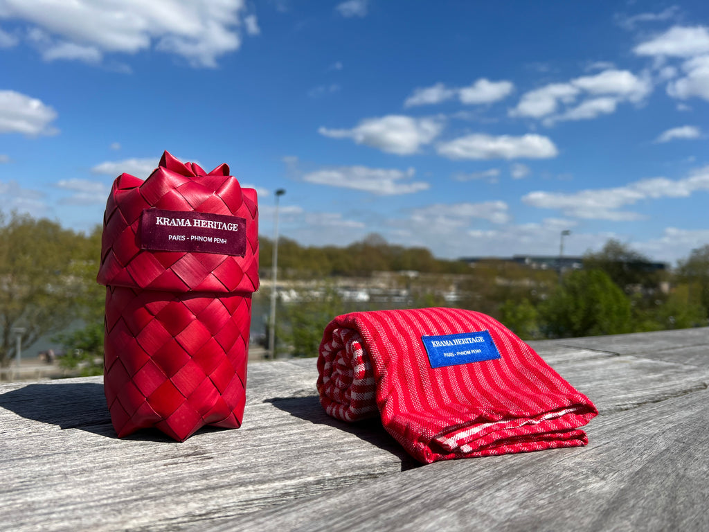 Le Grand Krama Origine Coquelicot dans son écrin en feuille de palmier - Homme