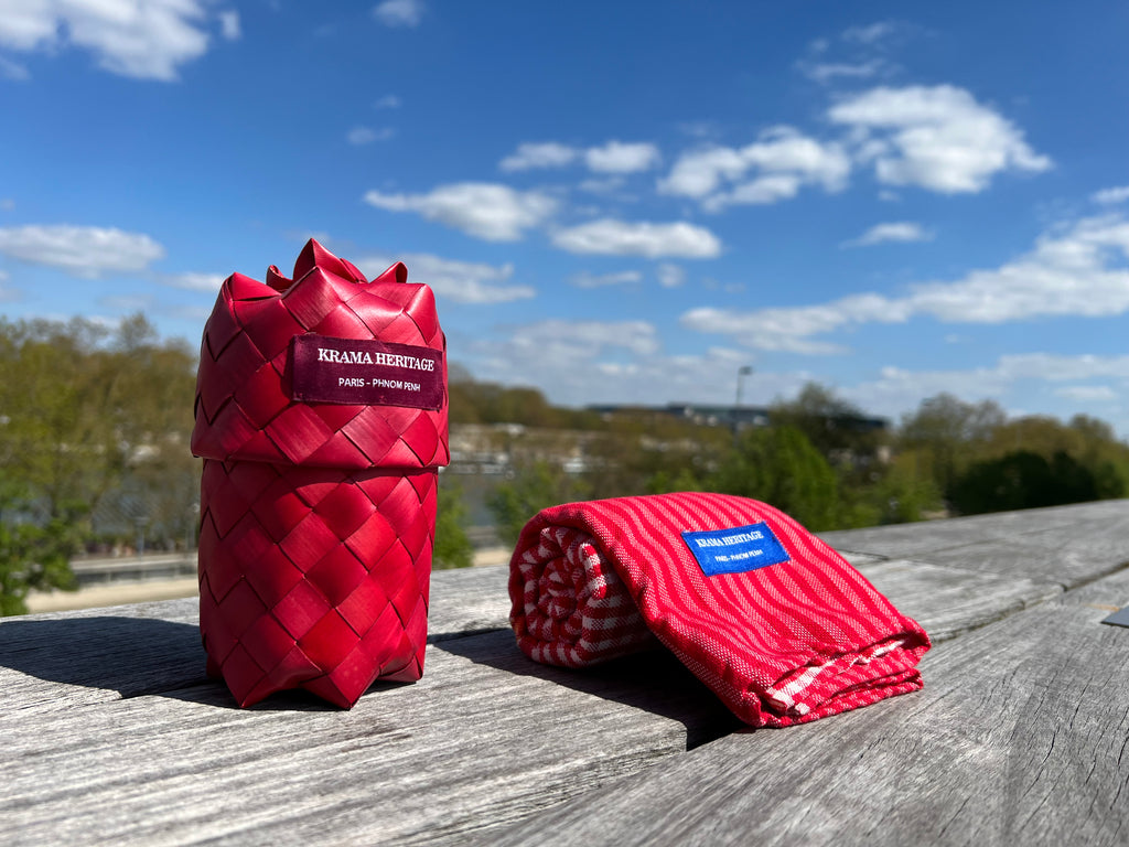 Le Grand Krama Origine Coquelicot dans son écrin en feuille de palmier - Homme