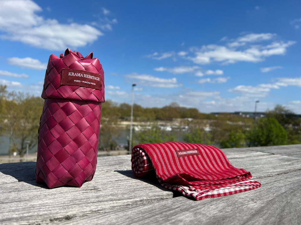 Le Grand Krama Origine Grenat dans son écrin en feuille de palmier - Homme