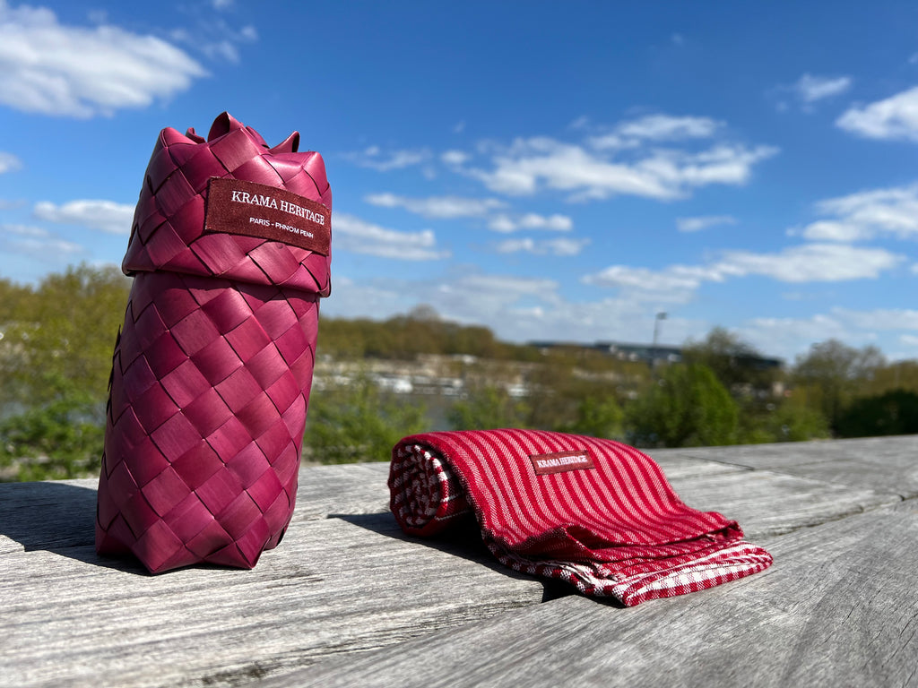 Le Grand Krama Origine Grenat dans son écrin en feuille de palmier - Femme