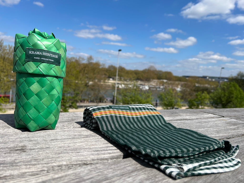 Le Grand Krama Origine Olive dans son écrin en feuille de palmier - Femme