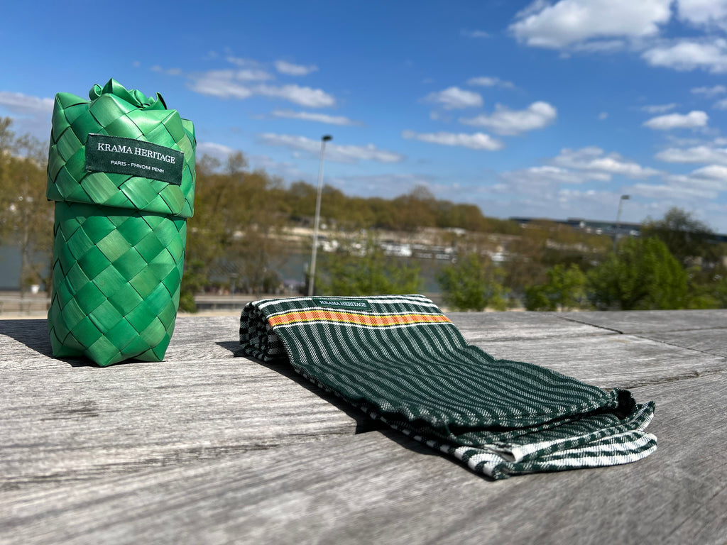 Le Grand Krama Origine Olive dans son écrin en feuille de palmier - Femme