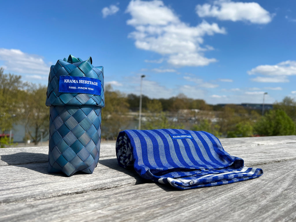 Le Grand Krama Pop Bleu dans son écrin en feuille de palmier - Homme