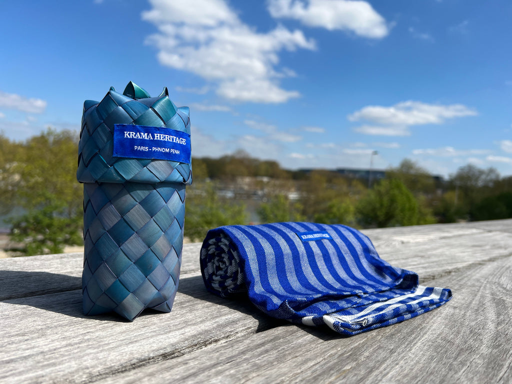 Le Grand Krama Pop Bleu dans son écrin en feuille de palmier - Homme