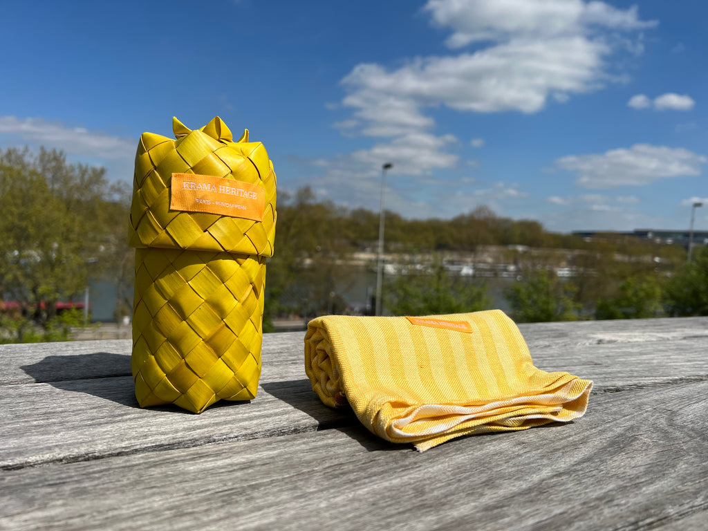 Le Grand Krama Pop Jaune dans son écrin en feuille de palmier - Homme