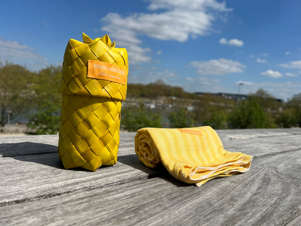 Le Grand Krama Pop Jaune dans son écrin en feuille de palmier - Homme