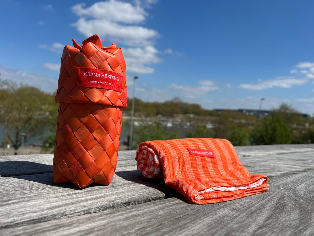 Le Grand Krama Pop Orange dans son écrin en feuille de palmier - Femme