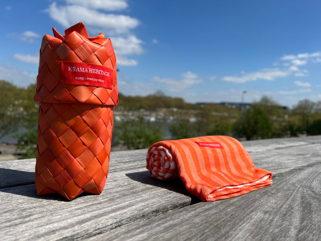 Le Grand Krama Pop Orange dans son écrin en feuille de palmier - Femme
