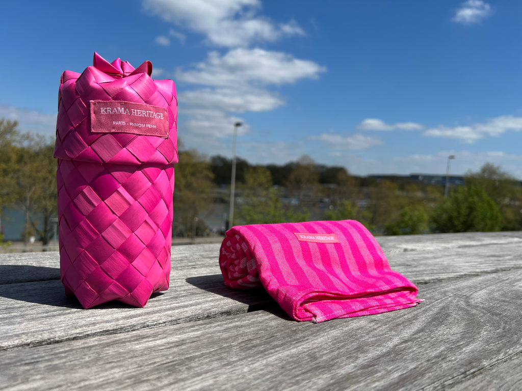 Le Grand Krama Pop Rose dans son écrin en feuille de palmier - Homme