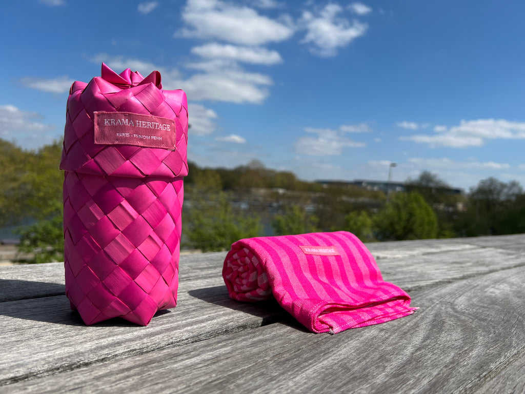 Le Grand Krama Pop Rose dans son écrin en feuille de palmier - Femme