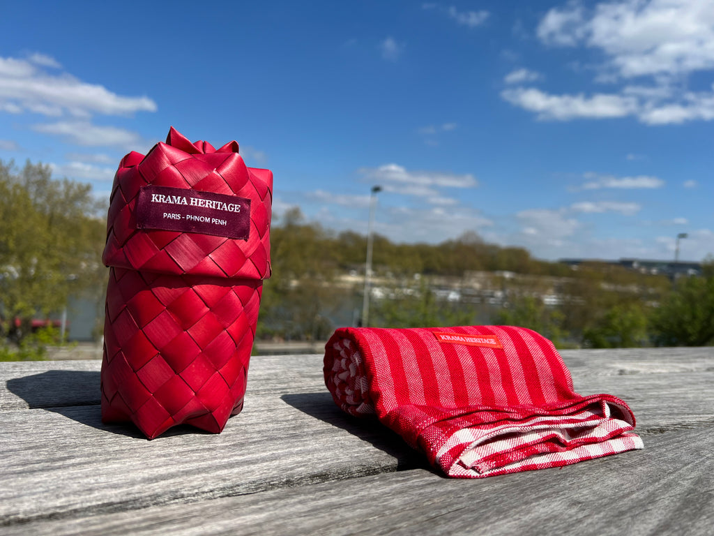 Le Grand Krama Pop Rouge dans son écrin en feuille de palmier - Femme