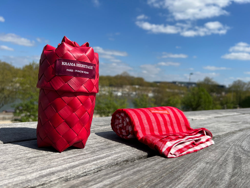Le Grand Krama Pop Rouge dans son écrin en feuille de palmier - Femme