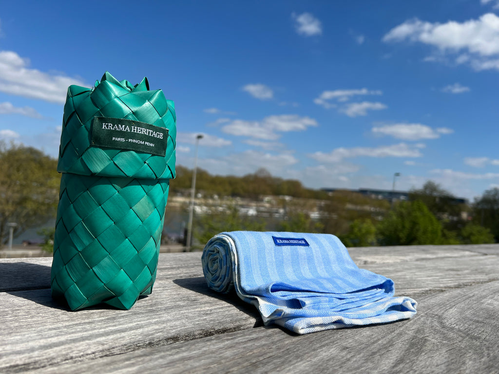 Le Grand Krama Pop Turquoise dans son écrin en feuille de palmier - Femme