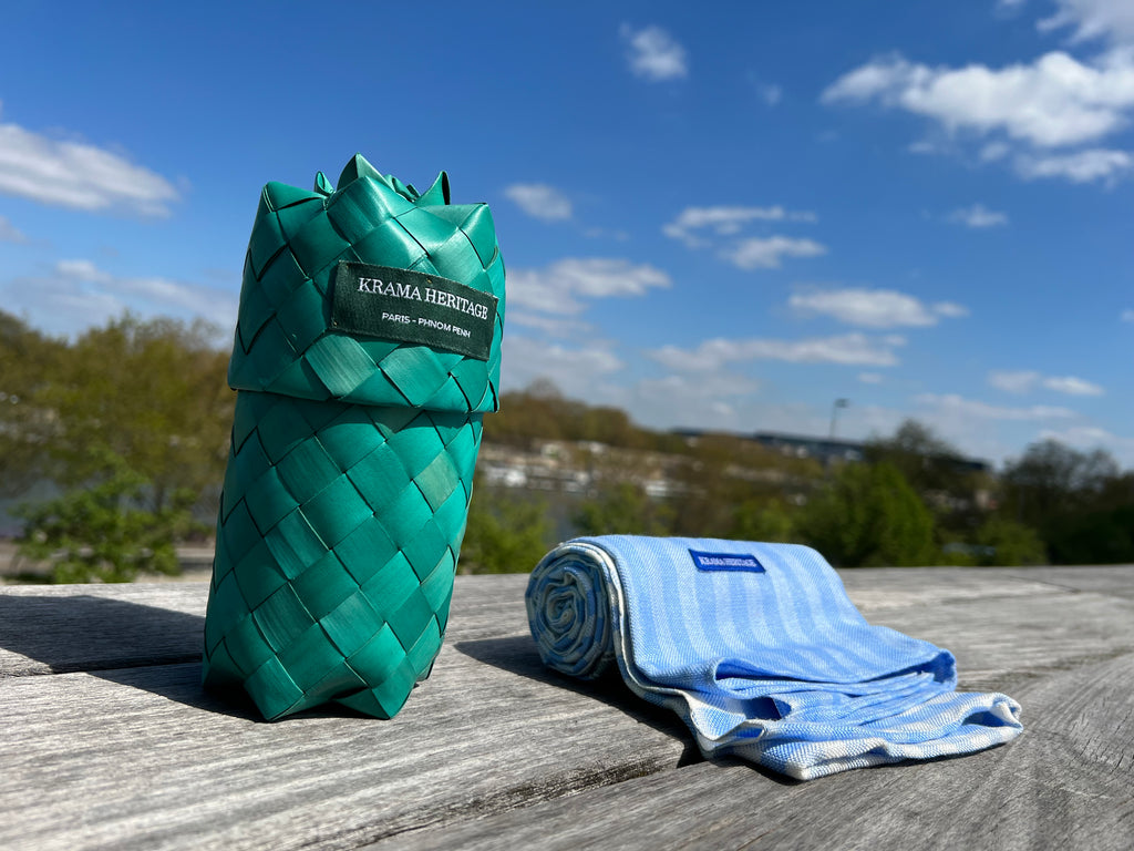 Le Grand Krama Pop Turquoise dans son écrin en feuille de palmier - Femme