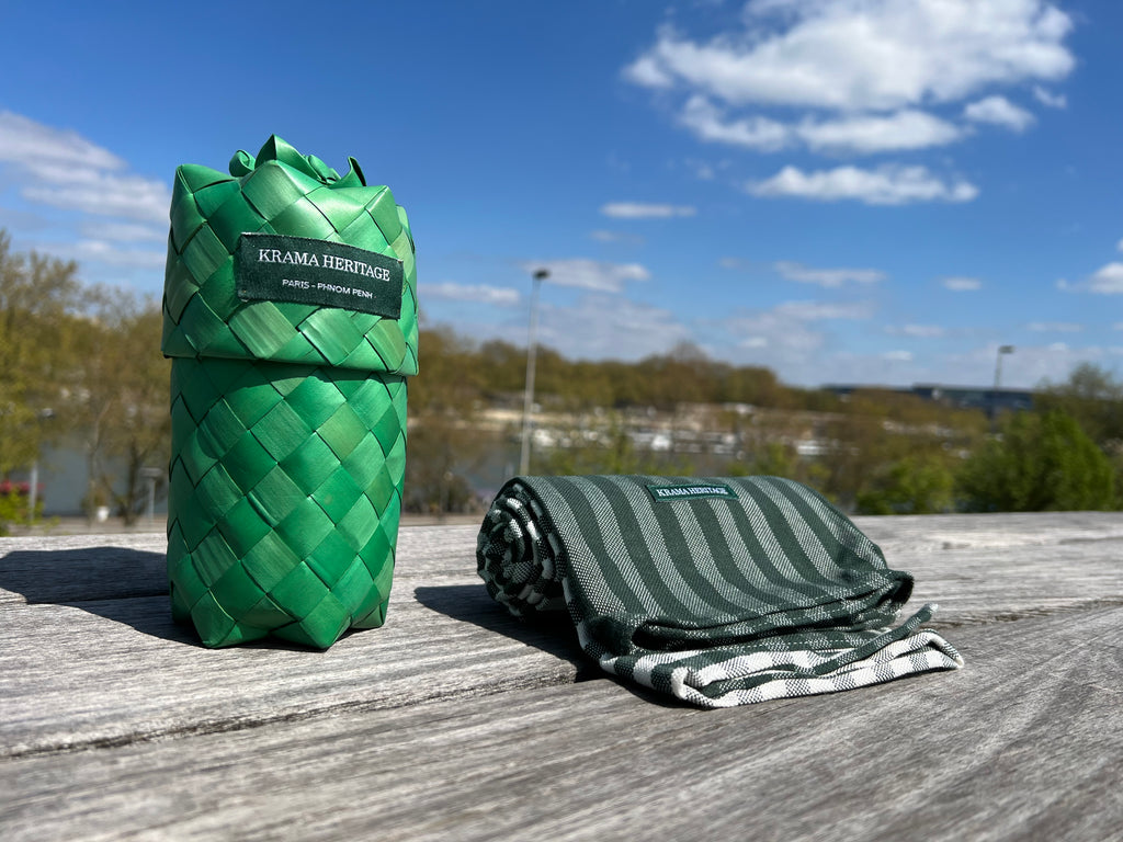 Le Grand Krama Pop Vert dans son écrin en feuille de palmier - Femme